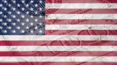 Yaratıcı 4K video 100 dolarlık banknotun detaylarını taşıyor. Benjamin Franklin 'in portresi Amerikan bayrağının arka planına grunge tarzında yakın plan çekilmiş..