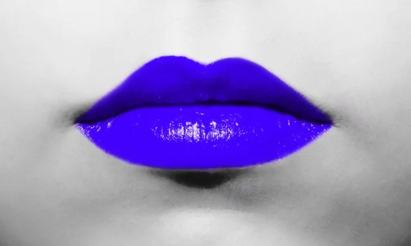 Weibliche Lippen Nahaufnahme Mit Tiefblauem Lippenstift Helle Saftige Farbe Auf — Stockfoto