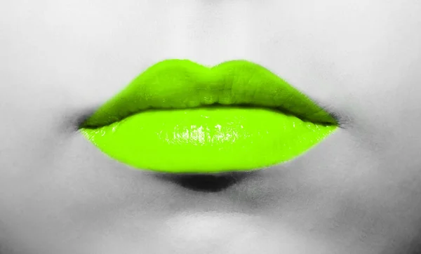 Labbra Femminili Primo Piano Con Rossetto Verde Chiaro Colore Succoso — Foto Stock