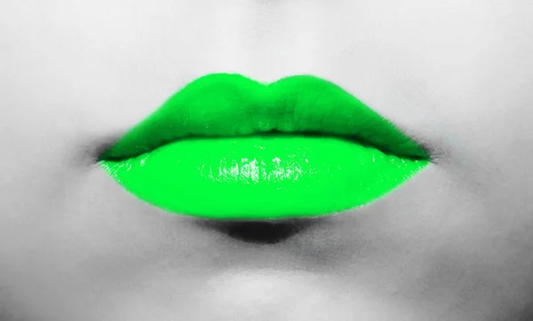 Weibliche Lippen Nahaufnahme Mit Grünem Lippenstift Helle Saftige Farbe Auf — Stockfoto