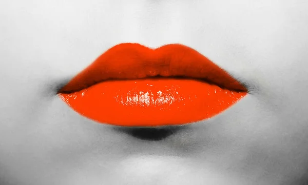 Kobiece Usta Zbliżenie Czerwoną Szminką Pomarańczowymi Odcieniami Tle Czarno Białej — Zdjęcie stockowe
