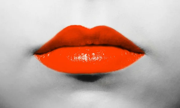 Labbra Femminili Primo Piano Con Rossetto Rosso Con Ombre Arancioni — Foto Stock