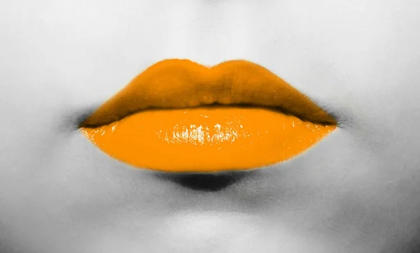 Kobiece Usta Zbliżenie Pomarańczową Szminką Jasny Soczysty Kolor Tle Czarno — Zdjęcie stockowe