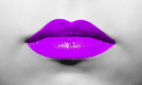 Labbra Femminili Primo Piano Con Rossetto Viola Porpora Colore Succoso — Foto Stock