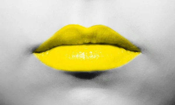 Labbra Femminili Primo Piano Con Rossetto Giallo Colore Succoso Vivo — Foto Stock