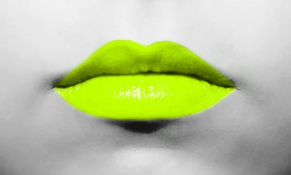 Labbra Femminili Primo Piano Con Rossetto Verde Chiaro Colore Succoso — Foto Stock