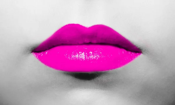 Weibliche Lippen Nahaufnahme Mit Rosa Lippenstift Helle Saftige Farbe Auf — Stockfoto