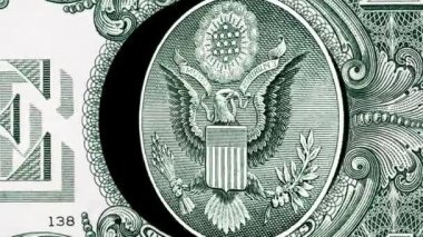 Yaratıcı 4k parallax video ayrıntıları 1 Amerikan doları banknotunun dönüşümlü kartal görüntüsü. Bir Amerikan Doları makro görünümü.
