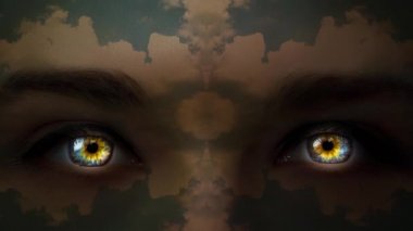 Yüzünde hareket eden bulutların desenleriyle yanıp sönen neon ışıklarda rengini değiştiren ve renkli gözleri olan bir kadının 4k yaratıcı videosu. Gizemli bir bakış. Koyu gözlerde parlayan.