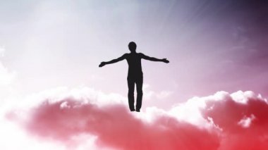 Gökyüzünün hareket eden bulutlar ve güneş ışığıyla parallaks etkisi olan yaratıcı 4k video, kollarını açmış, parlak beyaz ışıkta uçan ve içinde çözünen bir adamın silüeti. Açık fikirlilik kavramı.