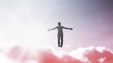 Gökyüzünün hareket eden bulutlar ve güneş ışığıyla parallaks etkisi olan yaratıcı 4k video, kollarını açmış, parlak beyaz ışıkta uçan ve içinde çözünen bir adamın silüeti. Açık fikirlilik kavramı.