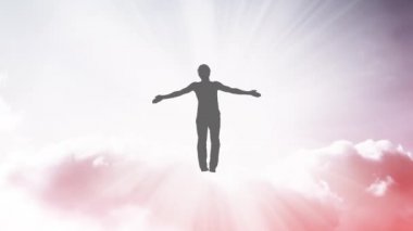 Gökyüzünün hareket eden bulutlar ve güneş ışığıyla parallaks etkisi olan yaratıcı 4k video, kollarını açmış, parlak beyaz ışıkta uçan ve içinde çözünen bir adamın silüeti. Açık fikirlilik kavramı.
