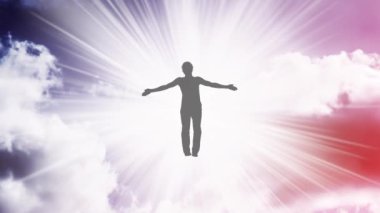 Gökyüzünün hareket eden bulutlar ve güneş ışığıyla parallaks etkisi olan yaratıcı 4k video, kollarını açmış, parlak beyaz ışıkta uçan ve içinde çözünen bir adamın silüeti. Açık fikirlilik kavramı.