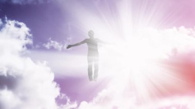 Gökyüzünün hareket eden bulutlar ve güneş ışığıyla parallaks etkisi olan yaratıcı 4k video, kollarını açmış, parlak beyaz ışıkta uçan ve içinde çözünen bir adamın silüeti. Açık fikirlilik kavramı.