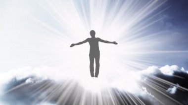 Gökyüzünün hareket eden bulutlar ve güneş ışığıyla parallaks etkisi olan yaratıcı 4k video, kollarını açmış, parlak beyaz ışıkta uçan ve içinde çözünen bir adamın silüeti. Açık fikirlilik kavramı.