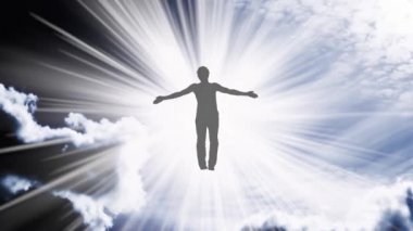 Gökyüzünün hareket eden bulutlar ve güneş ışığıyla parallaks etkisi olan yaratıcı 4k video, kollarını açmış, parlak beyaz ışıkta uçan ve içinde çözünen bir adamın silüeti. Açık fikirlilik kavramı.