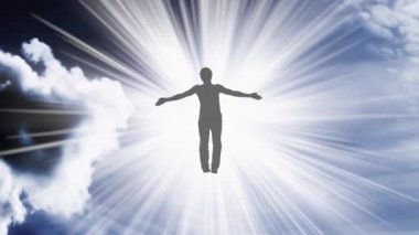 Gökyüzünün hareket eden bulutlar ve güneş ışığıyla parallaks etkisi olan yaratıcı 4k video, kollarını açmış, parlak beyaz ışıkta uçan ve içinde çözünen bir adamın silüeti. Açık fikirlilik kavramı.