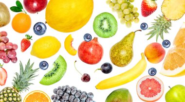 Beyaz arka planda izole edilmiş pek çok farklı tropikal parlak meyvelerin yaratıcı fotoğrafı. Yukarıdan bak. Parlak yaz meyveleri..