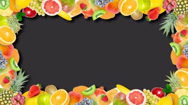 Birçok farklı egzotik parlak meyve çerçevesinin yaratıcı fotoğrafı. Siyah arka planda gölgeler var. Yukarıdan bak. Kopya alanı olan parlak yaz meyve deseni.