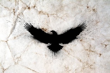 Uçan kartalın siyah silueti. Kanatları açık, boya sıçrıyor ve lekeleniyor. Eski bir kağıt deseninde..