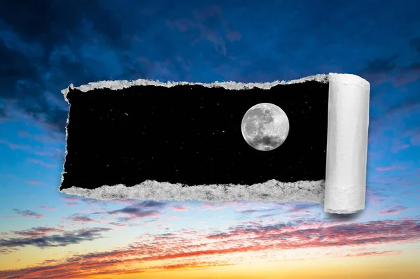 Ein Loch Sonnenuntergangshimmel Mit Zerrissenen Rändern Wie Auf Papier Mit — Stockfoto