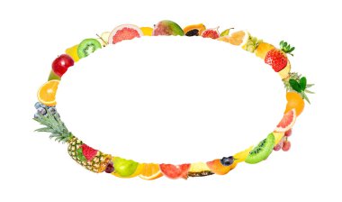 Beyaz bir arka planda izole edilmiş pek çok farklı egzotik parlak meyvelerin yaratıcı fotoğrafı ve merkezinde yazı için güzel tırtıklı kenarları olan izole edilmiş bir oval. Parlak yaz meyveleri..