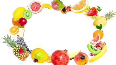 Merkezden ortaya çıkan birçok farklı tropikal meyvenin yaratıcı 4k stop video animasyonu, bir an için donuyor ve beyaz arka planda farklı yönlere uçuyor. Meyve patlaması.