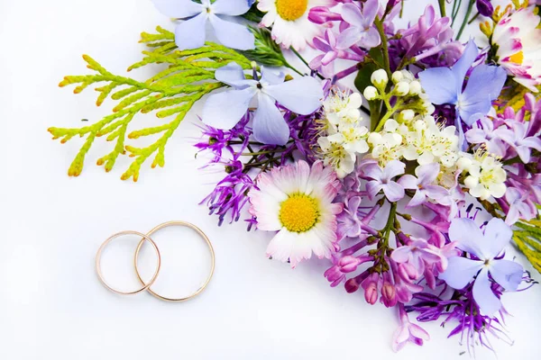 Coloridas flores de primavera aisladas sobre fondo blanco . — Foto de Stock