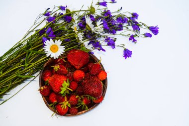 Yabani çilek çiçekler ile