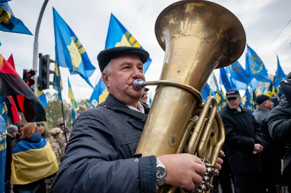 Націоналістів "маршу слави героїв" — стокове фото