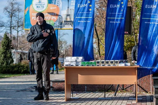 La Mission consultative de l'Union européenne fait don de caméras de bord à la police régionale de Kiev — Photo