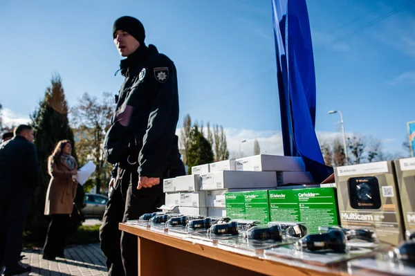 Консультативная миссия Европейского союза пожертвовала видеорегистраторы в Киевскую областную полицию — стоковое фото