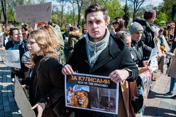 Día internacional del circo. Activistas protestaron contra la explotación de los animales . — Foto de Stock