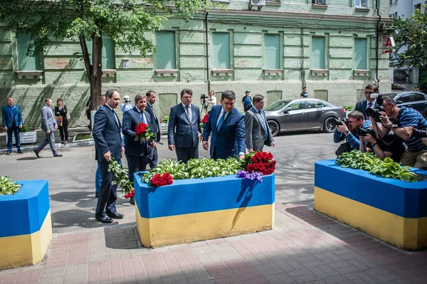 Personer i Kiev hedrar minnet av dem som dödades i terrorattentatet i Manchester. — Stockfoto