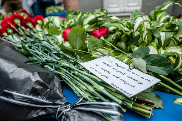 People in Kyiv honors the memory of those killed in terrorist attack in Manchester. — Stock Photo, Image
