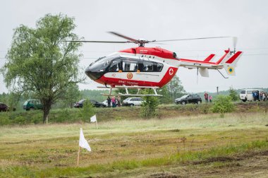 Yanan orman söndürmek için itfaiye eğitim