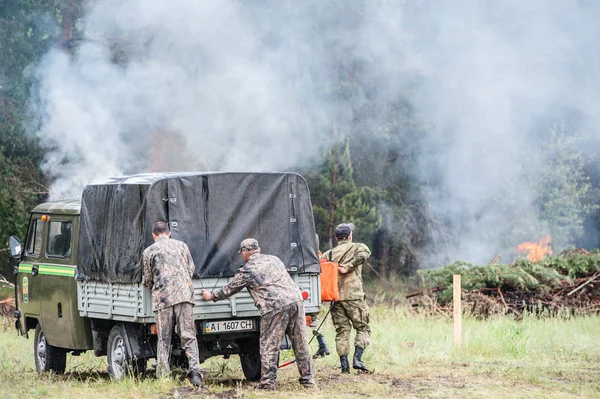 Bomberos entrenados para extinguir un bosque en llamas —  Fotos de Stock