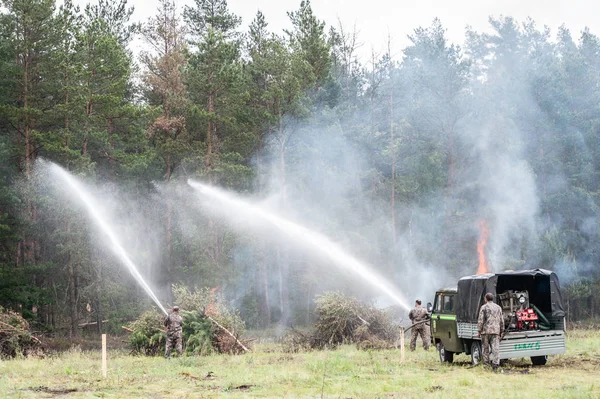 Feuerwehrleute übten, einen brennenden Wald zu löschen — Stockfoto