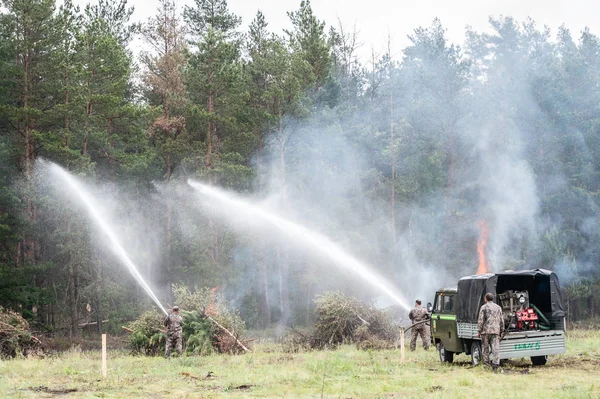 Firefighters trained to extinguish a burning forest — Stock Photo, Image