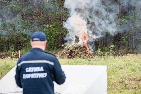 Feuerwehrleute übten, einen brennenden Wald zu löschen — Stockfoto