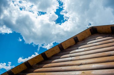 Vintage house bir soyut mavi gökyüzü adam