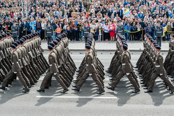 Militaire parade voor de dag van de onafhankelijkheid van de Oekraïense — Stockfoto