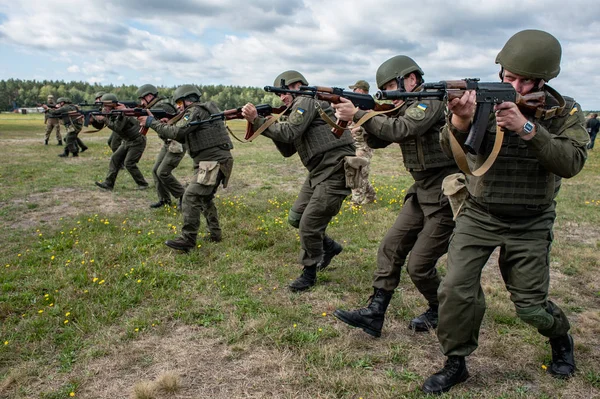 Военная подготовка резервистов Национальной гвардии Украины — стоковое фото