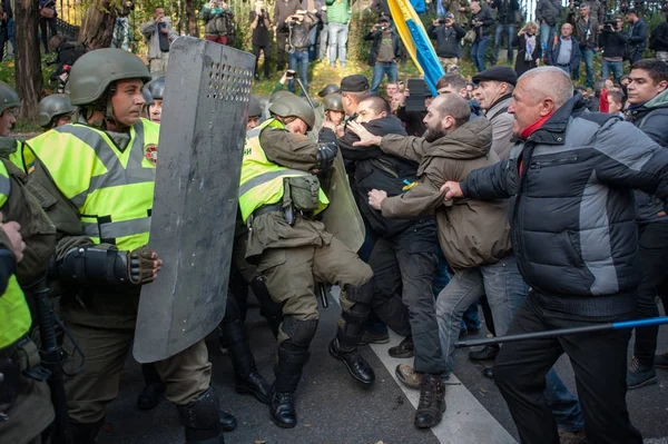 Зіткнення між поліцією і демонстрантами в Києві — стокове фото