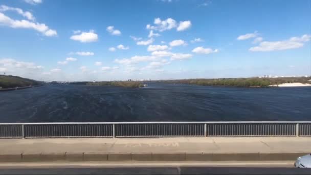 Окно Вид Большую Реку Поезда Метро Погода Ясная Спрингтайм — стоковое видео