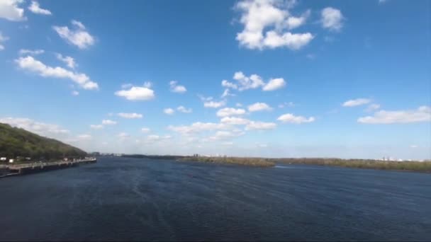 Widok Okna Duże Rzeki Pociąg Metra Bezchmurna Pogoda Scena Sezon — Wideo stockowe