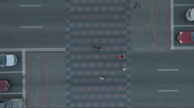 Hava yukarıdan aşağıya Caddesi üzerinde trafik görünümü. İnsanlar karşıdan karşıya. 