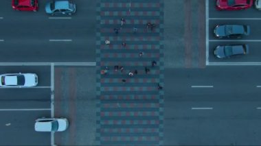 Hava yukarıdan aşağıya Caddesi üzerinde trafik görünümü. İnsanlar karşıdan karşıya. 