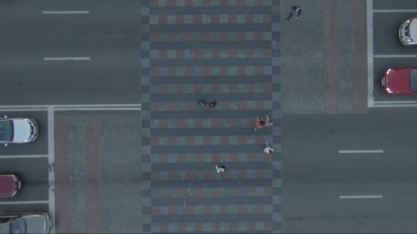 Luftaufnahme Des Verkehrs Auf Der Straße Von Oben Nach Unten — Stockvideo