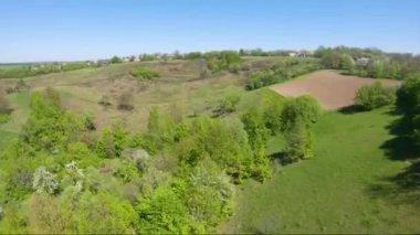 Havadan görünümü güzel manzara. Bahar köyü ile ormanlar ve alanlar üzerinde uçuş.